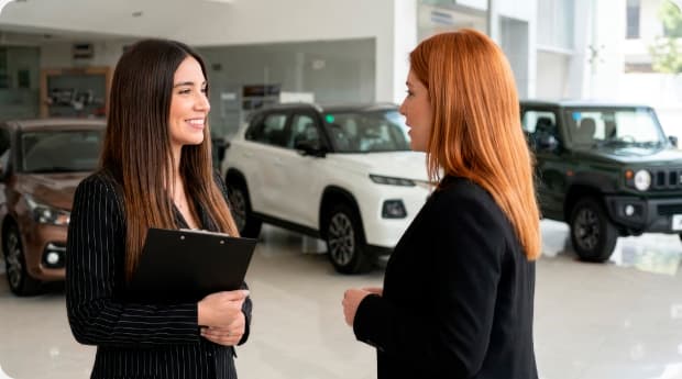 Ejecutivo asesorando a cliente sobre financiamiento automotriz