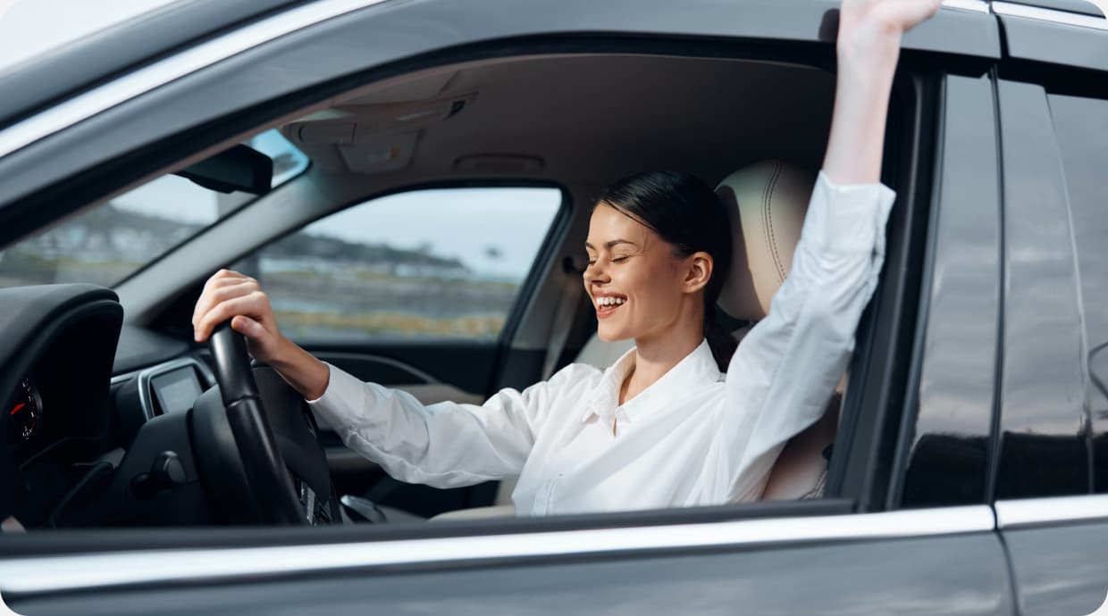 Cliente recibiendo asesoría sobre seguros automotrices Derco
